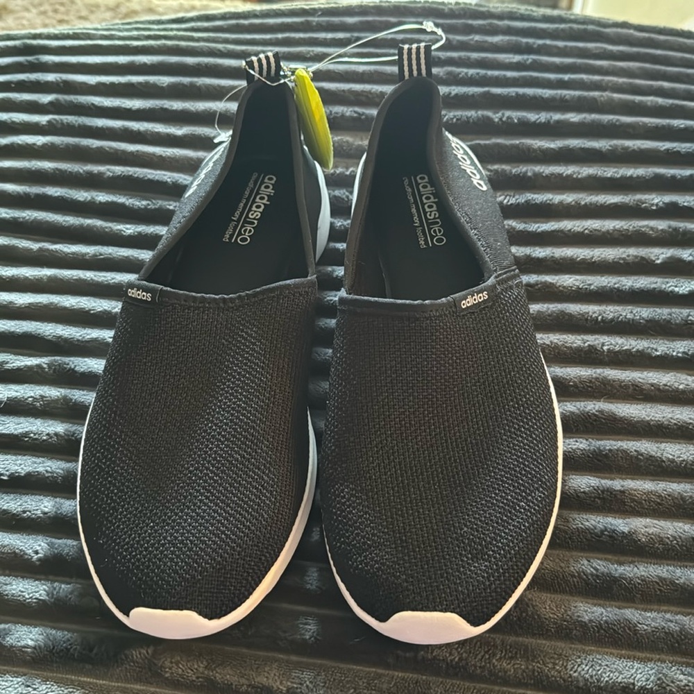 8M Adidas cloud foam Black & White slip on shoe. Super lightweight. NWOT.
